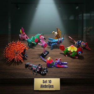 Puede incluir: Una colección de diez figuras de animales de madera pintadas a mano, conocidas como Alebrijes, con colores vibrantes y patrones intrincados. El conjunto incluye una criatura naranja con púas, un toro verde, un pájaro rosa, un saltamontes azul y un gato morado.