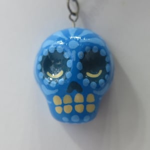 Pingente de caveira, pingente de papelão, pingente pequeno, pingente, caveira pequena, caveira azul, caveira de papelão, caveira feita à mão, arte popular
