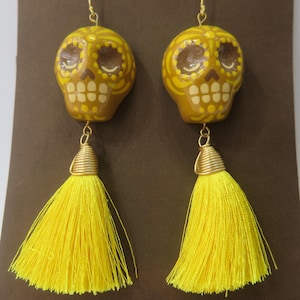 Pendientes de calavera, pendientes de cartón, colgante pequeño, colgante, calavera pequeña, calavera amarilla, calavera de cartón, calavera hecha a mano, arte popular