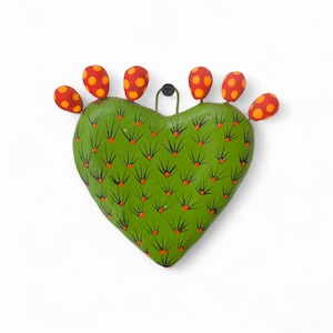 Può includere: Decorazione da parete a forma di cuore di cactus verde con accenti di frutta rossa e arancione. Il cactus ha spine nere e un piccolo gancio nero per appenderlo. Il design è vivace e fatto a mano.