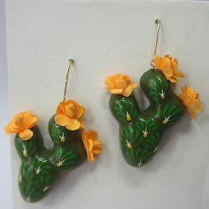 Brincos de cacto verde claro com arte em papelão Puebla mexicana