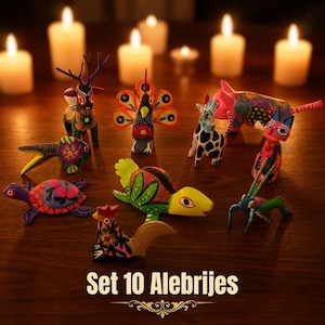 Puede incluir: Una colección de diez figuras de animales de madera pintadas a mano conocidas como alebrijes, con colores vibrantes y patrones intrincados. El conjunto incluye un ciervo, pavo real, tortuga, gallo y otras criaturas, con el texto Set 10 Alebrijes.
