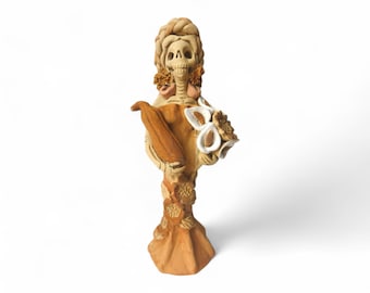 Figura de Catrina feita à mão em argila, arte folclórica mexicana representando uma mulher esqueleto.
