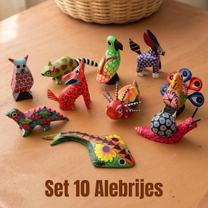 Juego de 10 mini alebrijes de madera surtidos, arte popular oaxaqueño pintado a mano.