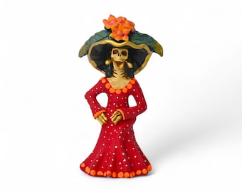 Catrina de argila de 7,00", figuras de Catrina, Catrina mexicana, Catrina feita à mão, Catrina posando, vestido vermelho, mitologia mexicana, Concepción Aguilar