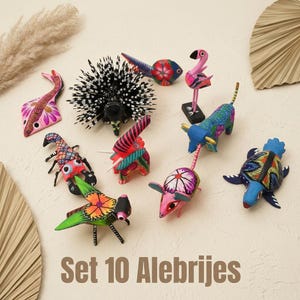 Puede incluir: Un conjunto de 10 alebrijes de madera pintados a mano que representan diversas figuras animales, incluyendo un flamenco rosa, una tortuga azul, un puercoespín con púas, un elefante rojo, un insecto verde, un ratón rosa, una raya y otras criaturas coloridas.