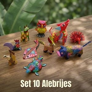 Puede incluir: Un conjunto de diez figuras de animales de madera pintadas a mano, conocidas como alebrijes, con colores vibrantes y patrones intrincados. El set incluye un lobo rojo, un cerdo azul, un gato verde, un búho, una tortuga, una raya y otros animales.