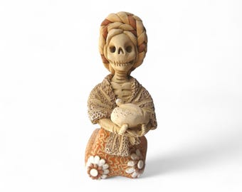 Catrina de barro, figuras de Catrina, Catrina mexicana, mulher esqueleto, Catrina com pão, Catrina com flores, Catrina feita à mão, mitologia mexicana
