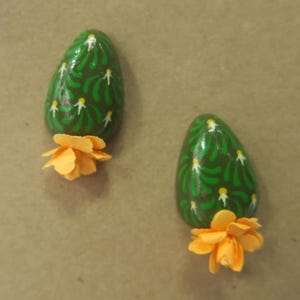 Aretes de cactus verde claro con arte de cartón de Puebla mexicana