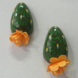 Aretes de cactus verde claro con arte de cartón de Puebla mexicana