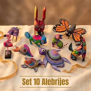 Puede incluir: Una colección de diez figuras de madera alebrijes pintadas a mano que representan varios animales, incluyendo una mariposa, una tortuga, un flamenco y un conejo, decorados con patrones coloridos e intrincados. El texto Set 10 Alebrijes es visible.