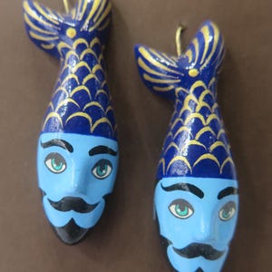 Aretes de nahual azul claro con arte de cartón de Puebla mexicana
