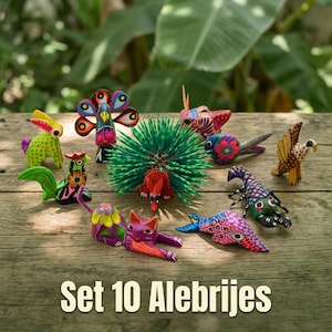 Puede incluir: Un conjunto de diez figuras de animales de madera pintadas a mano, conocidas como alebrijes, con colores vibrantes y patrones intrincados. El set incluye un puercoespín verde central, un pavo real, un gato, un gallo y otras criaturas.