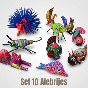 Puede incluir: Un conjunto de diez figuras de animales de madera pintadas a mano, conocidas como alebrijes, con colores vibrantes y patrones intrincados. El set incluye una criatura con púas azules, un gato, un pez, un pájaro y otras formas animales.