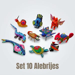 Puede incluir: Un conjunto de 10 figuras de animales de madera pintadas a mano conocidas como alebrijes, con colores vibrantes y patrones intrincados. La colección incluye un caracol, un pájaro, una criatura alada, un lagarto, un escorpión, una mariposa y una tortuga.