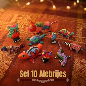 Puede incluir: Un conjunto de diez figuras de animales de madera pintadas a mano, conocidas como alebrijes, con colores vibrantes y patrones intrincados. La colección incluye un búho, un cerdo, una tortuga, un lagarto y otras criaturas expuestas juntas.