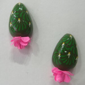 Aretes de cactus verde claro con arte de cartón de Puebla mexicana