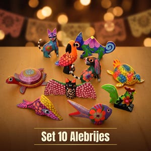 Puede incluir: Un conjunto de diez figuras de animales de madera pintadas a mano conocidas como alebrijes, con colores vibrantes y patrones intrincados. La colección incluye un gato, loro, tortuga, conejo, murciélago, pez y gallo, con el texto Set 10 Alebrijes debajo.