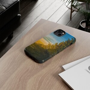 Custodia per telefono resistente con alba dipinta a mano su campo con albero di pino, custodia protettiva, regalo unico, custodia per telefono personalizzabile, amante della natura