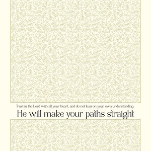Puede incluir: Una impresión color crema con un patrón repetido de pequeñas hojas verde claro. El texto "Trust in the Lord with all your heart, and do not lean on your own understanding. He will make your paths straight" está impreso en negro.
