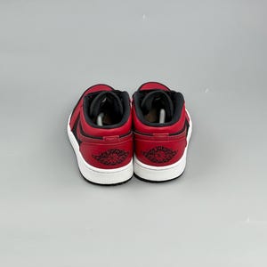 Puede incluir: Una taza de cer&aacute;mica blanca con un asa negra y el texto "But First, Coffee" en negrita negra. La taza est&aacute; sobre una superficie blanca. La taza mide 10 cm de alto.