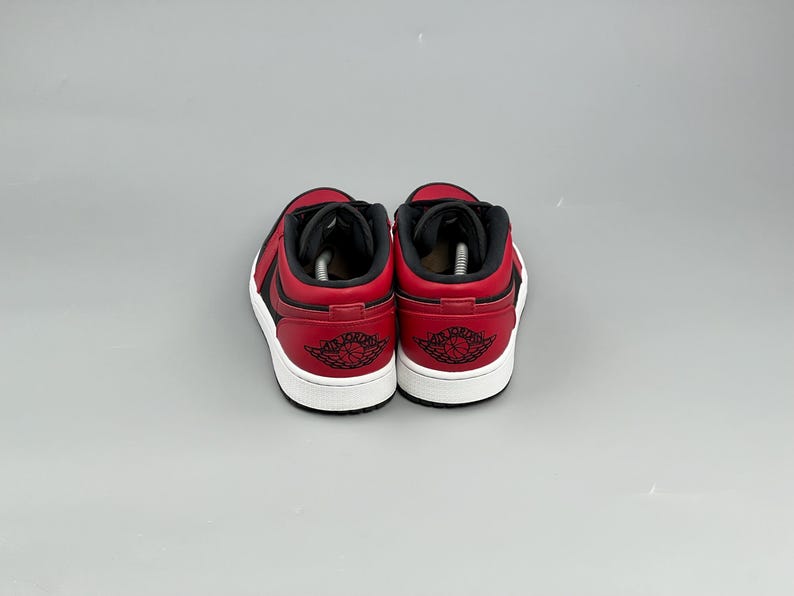 Puede incluir: Una taza de cer&aacute;mica blanca con un asa negra y el texto "But First, Coffee" en negrita negra. La taza est&aacute; sobre una superficie blanca. La taza mide 10 cm de alto.