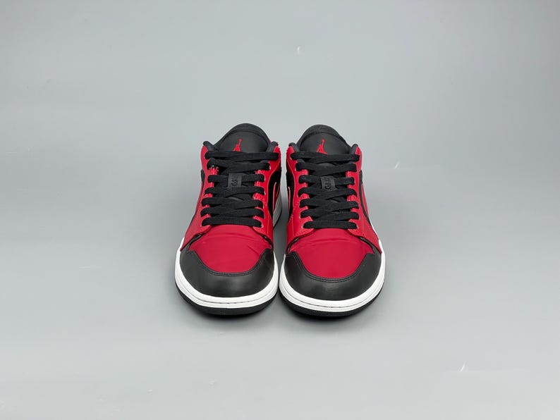 Puede incluir: Un juego de tres tazas de cer&aacute;mica con un acabado mate moteado. Cada taza presenta un color diferente: azul claro, crema y gris. Las tazas tienen un dise&ntilde;o simple y moderno, perfectas para caf&eacute; o t&eacute;.