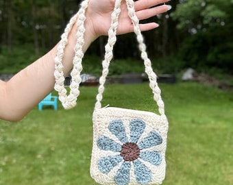 borsa a tracolla con fiori all'uncinetto