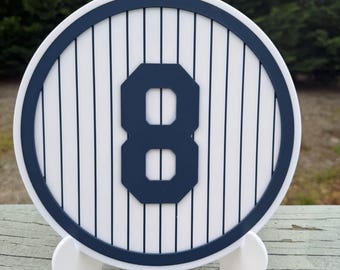 Znak Yankees Yogi Berra nr 8: Płytka z logo baseballowym w paski