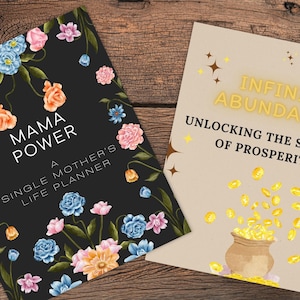 Könnte beinhalten: Zwei Planer-Umschläge. Der erste Umschlag ist schwarz mit einem Blumendesign und dem Text "Mama Power: A Single Mother's Life Planner". Der zweite Umschlag ist beige mit goldfarbenem Text, der "Infinite Abundance: Unlocking the Secrets of Prosperity" lautet.
