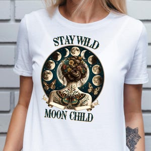 Bleib Wild Mond Kind T-Shirt, Boho Mondphasen Art Shirt, kosmisches Schmetterlings T-Shirt, himmlische Mondgöttin T-Shirt, Geschenk für Astrologie-Liebhaber