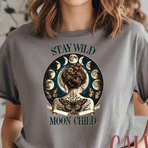 Camiseta infantil Stay Wild Moon, sudadera bohemia con arte de las fases lunares, sudadera con capucha de mariposa cósmica, camiseta de la diosa lunar celestial, regalo para amantes de la astrología imagen 3