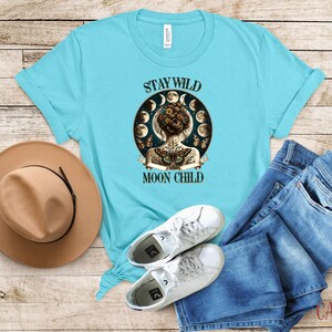 Camiseta infantil Stay Wild Moon, sudadera bohemia con arte de las fases lunares, sudadera con capucha de mariposa cósmica, camiseta de la diosa lunar celestial, regalo para amantes de la astrología imagen 4