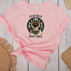 Camiseta infantil Stay Wild Moon, sudadera bohemia con arte de las fases lunares, sudadera con capucha de mariposa cósmica, camiseta de la diosa lunar celestial, regalo para amantes de la astrología imagen 6