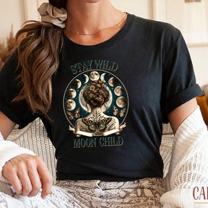 Camiseta infantil Stay Wild Moon, sudadera bohemia con arte de las fases lunares, sudadera con capucha de mariposa cósmica, camiseta de la diosa lunar celestial, regalo para amantes de la astrología imagen 2
