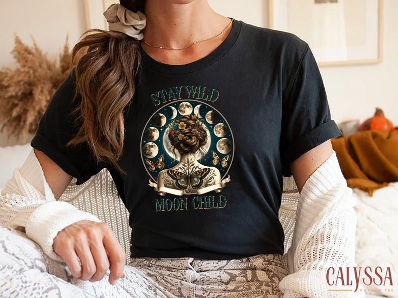 Camiseta infantil Stay Wild Moon, sudadera bohemia con arte de las fases lunares, sudadera con capucha de mariposa cósmica, camiseta de la diosa lunar celestial, regalo para amantes de la astrología imagen 2