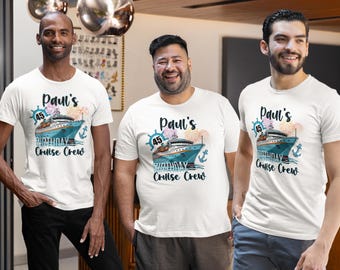 Puede incluir: Una camiseta blanca de manga corta con un gráfico de un crucero, un timón de barco con el número 45 y fuegos artificiales. El texto dice Paul's Birthday Cruise Crew en una mezcla de letra cursiva y de imprenta con un ancla azul.