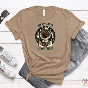 Camiseta infantil Stay Wild Moon, sudadera bohemia con arte de las fases lunares, sudadera con capucha de mariposa cósmica, camiseta de la diosa lunar celestial, regalo para amantes de la astrología imagen 5
