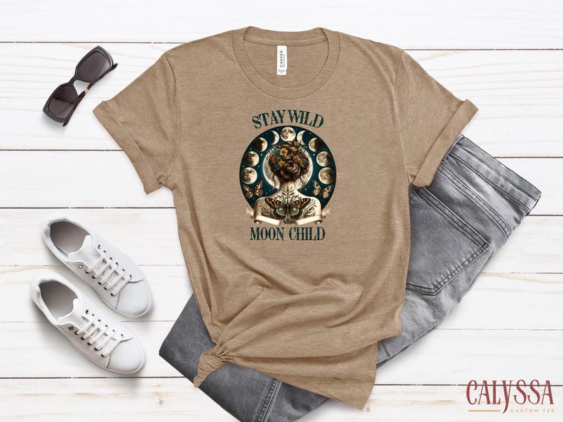 Camiseta infantil Stay Wild Moon, sudadera bohemia con arte de las fases lunares, sudadera con capucha de mariposa cósmica, camiseta de la diosa lunar celestial, regalo para amantes de la astrología imagen 5