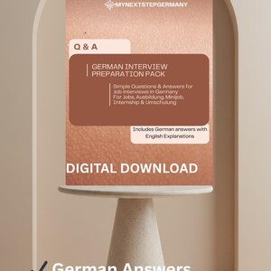 Op de afbeelding: Digitale download voor de voorbereiding op Duitse sollicitatiegesprekken. De bruin-witte cover toont "German Interview Preparation Pack" en "Simple Questions & Answers for Job interviews in Germany." Bevat Duitse antwoorden met Engelse uitleg.
