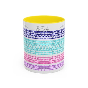 Puede incluir: Taza de cerámica blanca con interior amarillo y exterior estampado colorido. El diseño presenta bandas azules, turquesas, rosas y moradas con patrones decorativos. El nombre "Ms. Emily" está escrito en escritura negra.