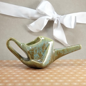 Neti Pot de cerámica de cristal de jade: Diseño geométrico hecho a mano con cristales dorados