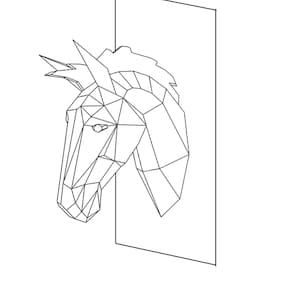 Puede incluir: Un dibujo en blanco y negro de la cabeza de un caballo en estilo geométrico. La cabeza del caballo está mirando hacia la izquierda y está parcialmente oculta por un marco rectangular.