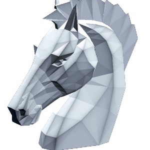 Op de afbeelding: Een wit, low-poly paardenhoofdbeeld met een gedetailleerde manen. Het beeld is gemaakt van een wit materiaal en heeft een textuur.