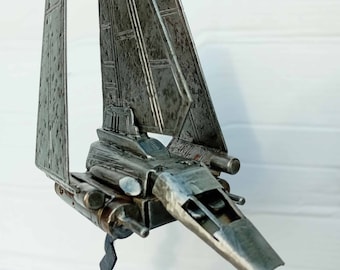 Lanzadera Tydirium Imperial clase Lambda de Star Wars modelada a partir de piezas de metal reciclado, reproducción artesanal y de bricolaje.