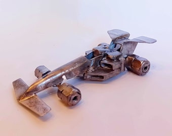 Voiture de Formule 1 en métal recyclé, pièce unique faite à la main, art du recyclage créatif et art de la soudure.