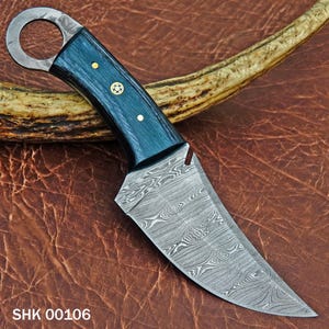 Handgefertigte Jagdmesser aus Damast-Stahl: Clip Point Klinge, Lederscheide