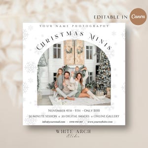 Könnte beinhalten: Eine weiße und graue Ankündigung für eine Mini-Weihnachtsfotosession mit einem Foto einer Familie vor einem weißen Haus mit einem Weihnachtsbaum. Der Text lautet "YOUR NAME PHOTOGRAPHY CHRISTMAS MINIS NOVEMBER 4TH-5TH-ONLY $100 30 MINUTE SESSION 20 DIGITAL IMAGES ONLINE GALLERY info@youremail.com 0998 998 887 www.yourwebsite.com WHITE ARCH Studio"