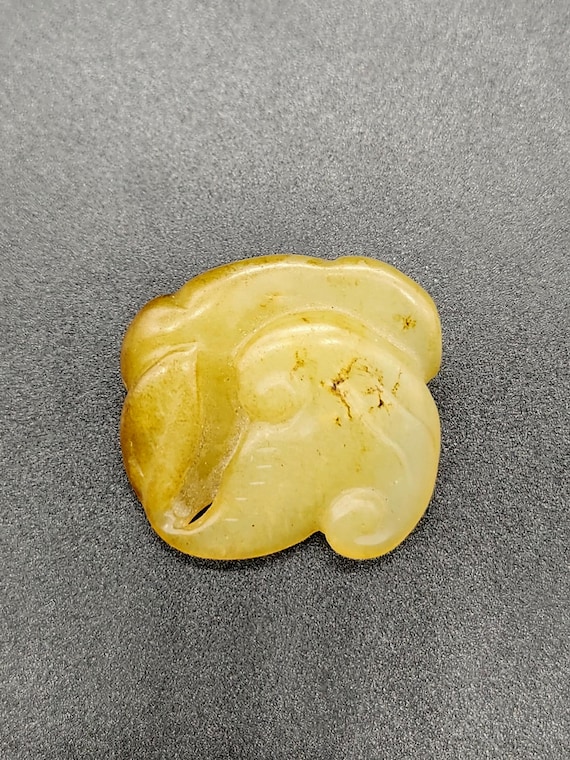 Qing Dynasty Mutton Fat Jade Pendant - Antique Carved Nephrite Fish/Stingray Charm - Genuine 19th Century Art