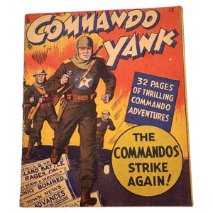 Peut inclure: Couverture de bande dessinée vintage "Commando Yank" avec une illustration de soldat courant. La couverture est dans des tons orange et jaune, avec du texte tel que "The Commandos Strike Again!" et "32 pages d'aventures commando palpitantes."
